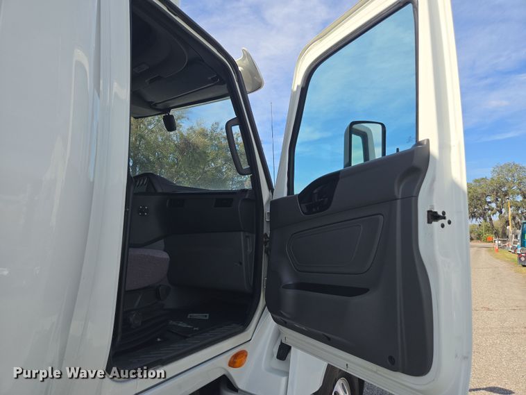 image for item DW1860 2018 International LT625 semi truck