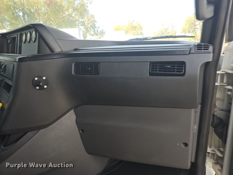 image for item DW1860 2018 International LT625 semi truck