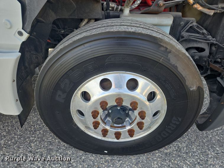 image for item DW1860 2018 International LT625 semi truck