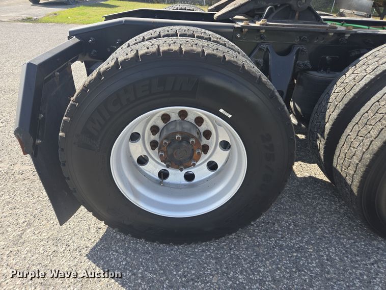 image for item DW1860 2018 International LT625 semi truck