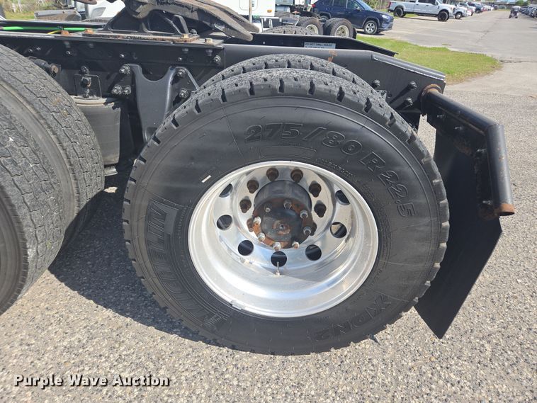 image for item DW1860 2018 International LT625 semi truck