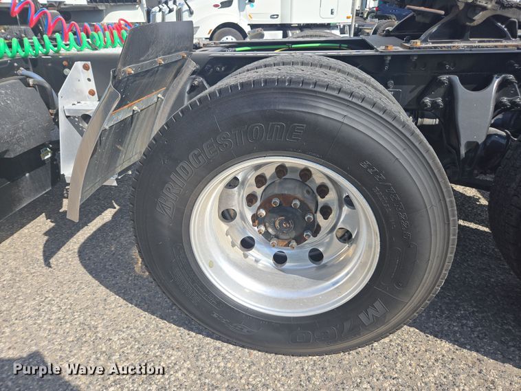 image for item DW1860 2018 International LT625 semi truck