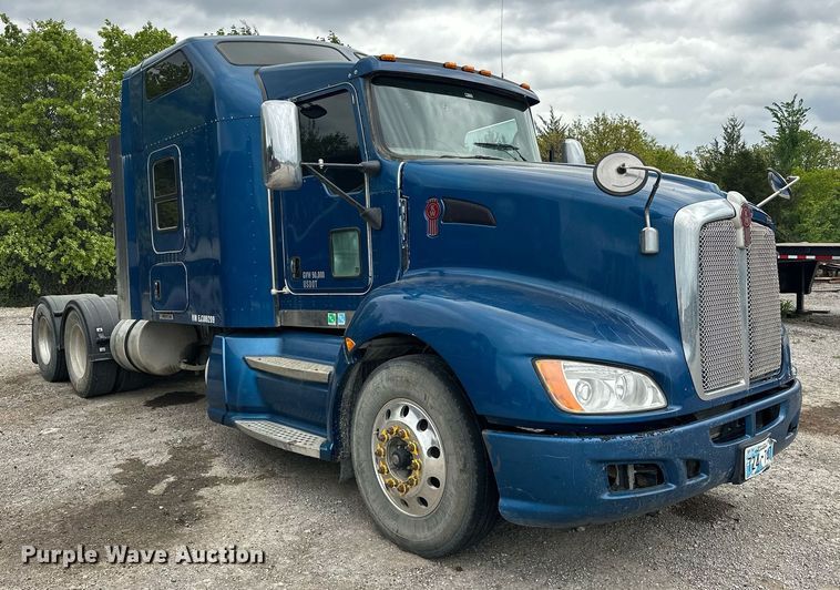 image for item DW5116 2014 Kenworth T600 semi truck
