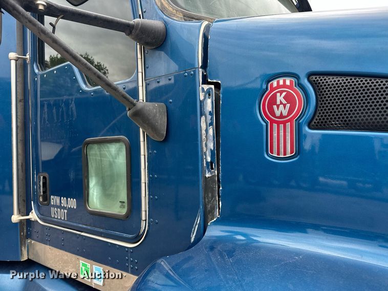 image for item DW5116 2014 Kenworth T600 semi truck