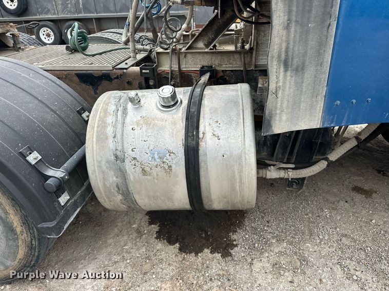 image for item DW5116 2014 Kenworth T600 semi truck