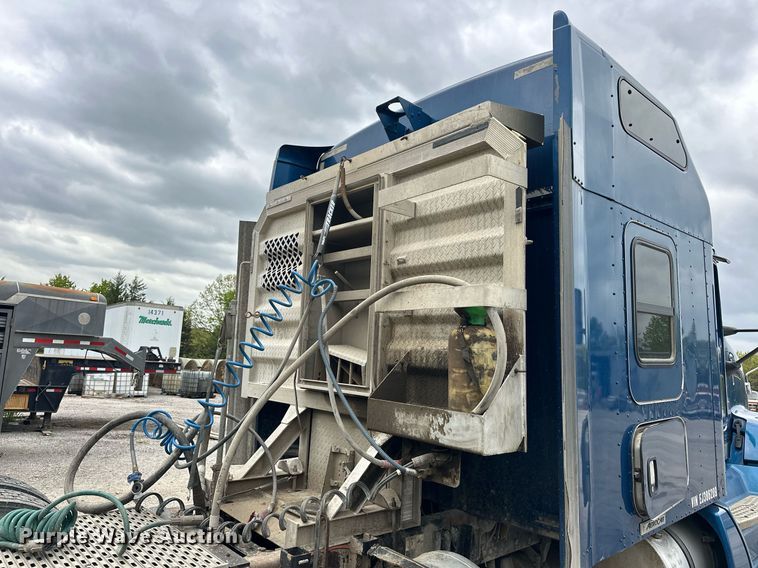 image for item DW5116 2014 Kenworth T600 semi truck