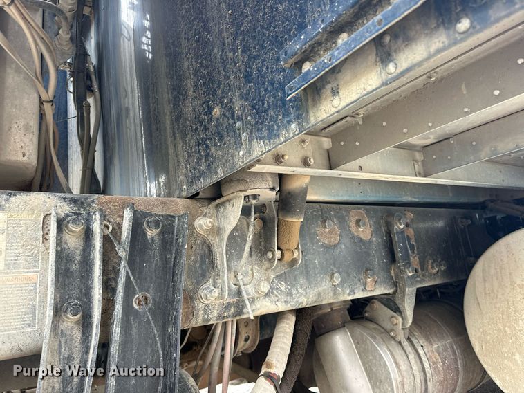 image for item DW5116 2014 Kenworth T600 semi truck