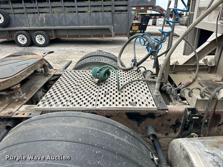 image for item DW5116 2014 Kenworth T600 semi truck