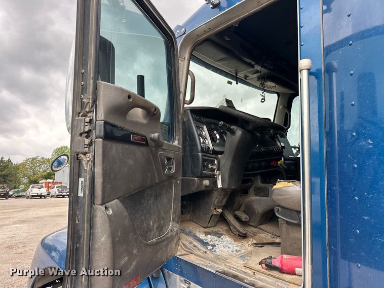 image for item DW5116 2014 Kenworth T600 semi truck