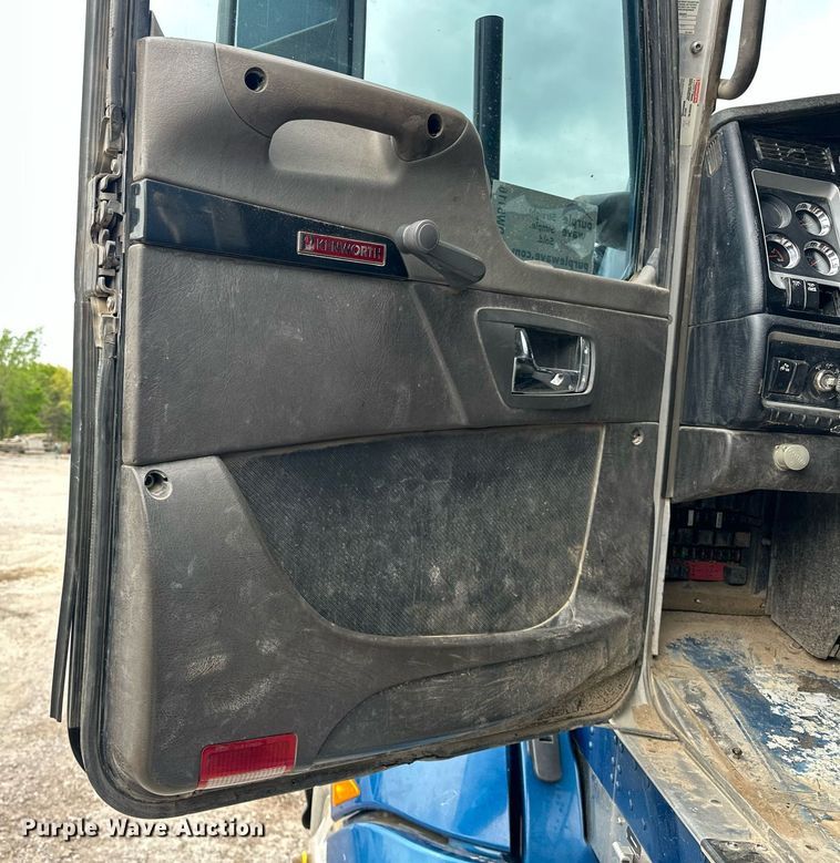 image for item DW5116 2014 Kenworth T600 semi truck