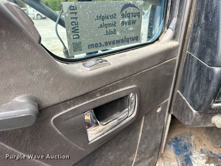 image for item DW5116 2014 Kenworth T600 semi truck