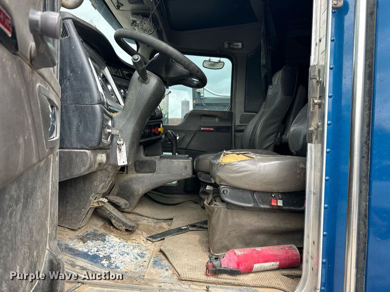 image for item DW5116 2014 Kenworth T600 semi truck