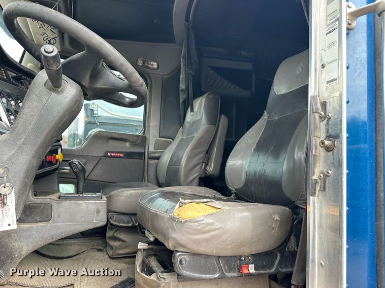 image for item DW5116 2014 Kenworth T600 semi truck