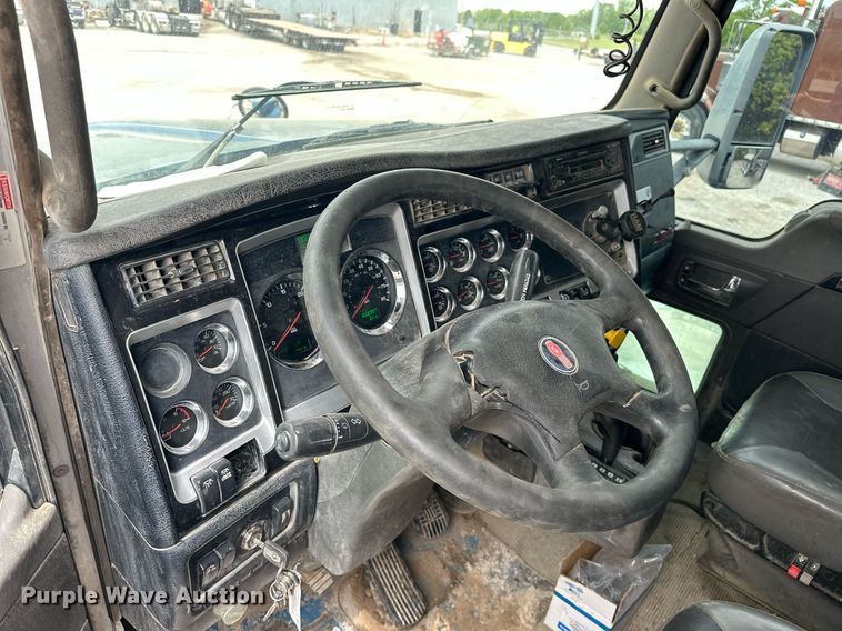 image for item DW5116 2014 Kenworth T600 semi truck