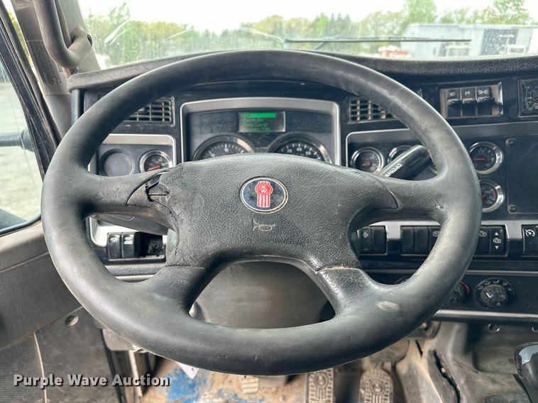 image for item DW5116 2014 Kenworth T600 semi truck