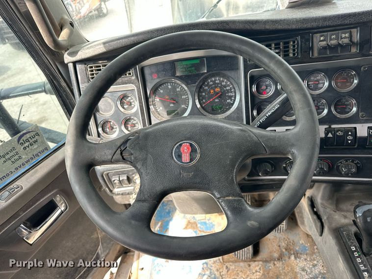 image for item DW5116 2014 Kenworth T600 semi truck