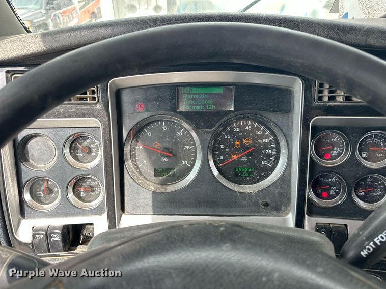 image for item DW5116 2014 Kenworth T600 semi truck