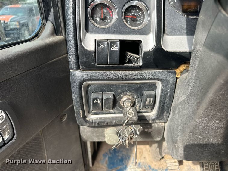 image for item DW5116 2014 Kenworth T600 semi truck