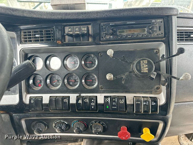 image for item DW5116 2014 Kenworth T600 semi truck