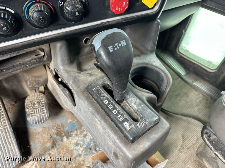 image for item DW5116 2014 Kenworth T600 semi truck