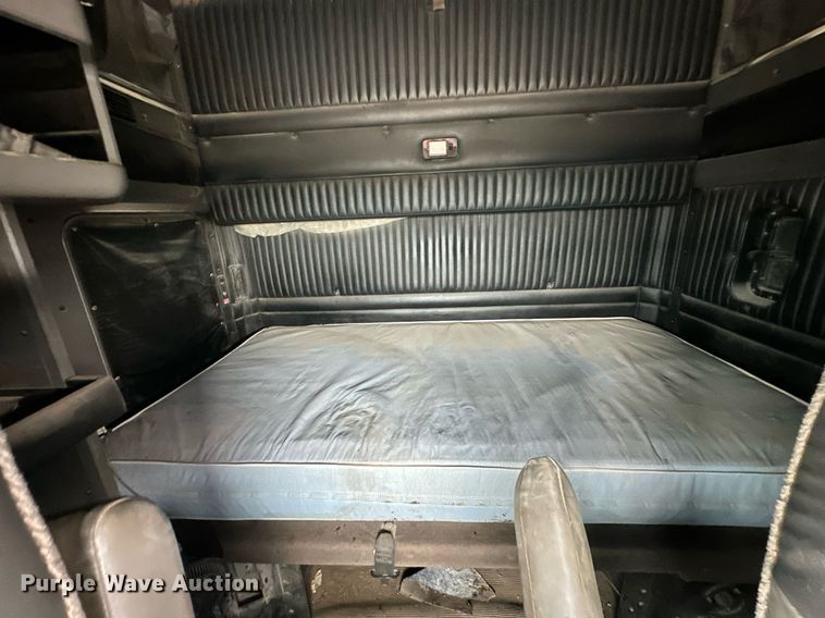 image for item DW5116 2014 Kenworth T600 semi truck