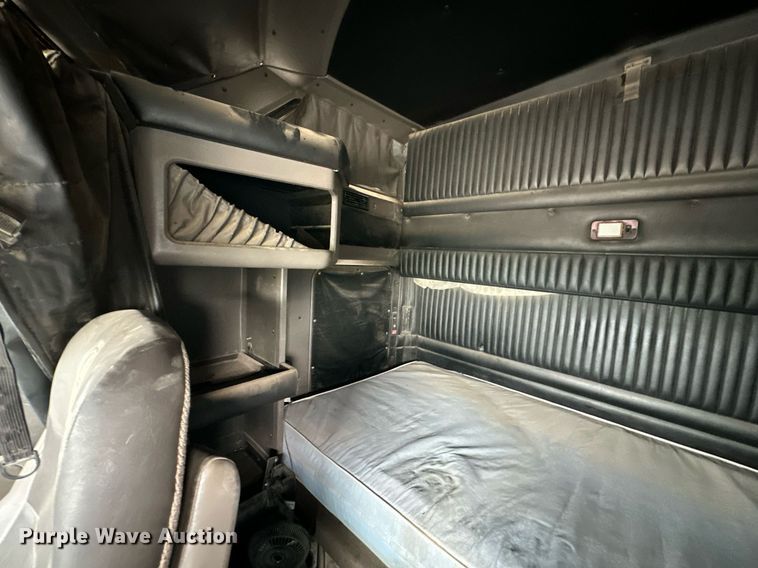 image for item DW5116 2014 Kenworth T600 semi truck