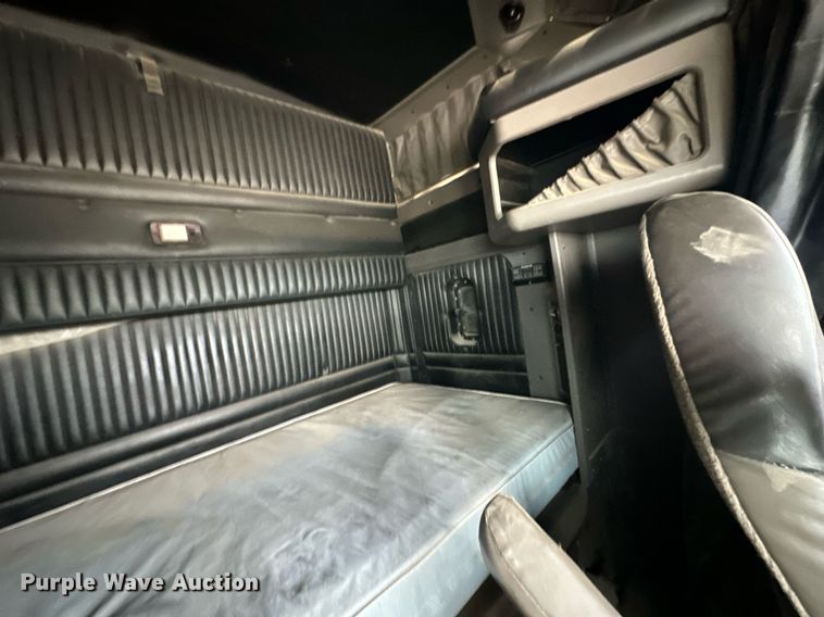 image for item DW5116 2014 Kenworth T600 semi truck