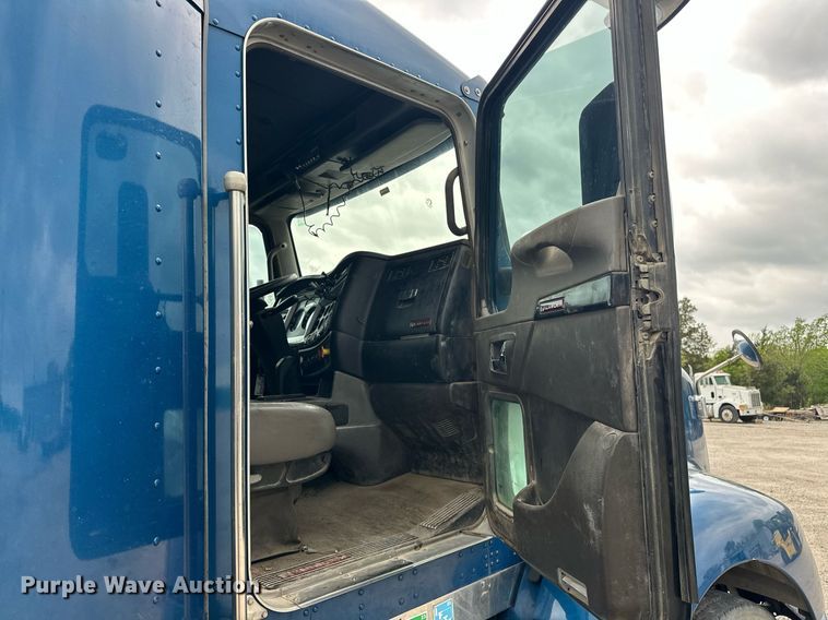 image for item DW5116 2014 Kenworth T600 semi truck