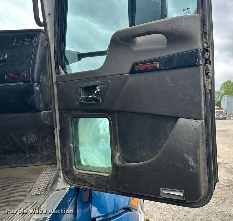 image for item DW5116 2014 Kenworth T600 semi truck