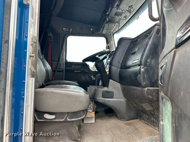 image for item DW5116 2014 Kenworth T600 semi truck