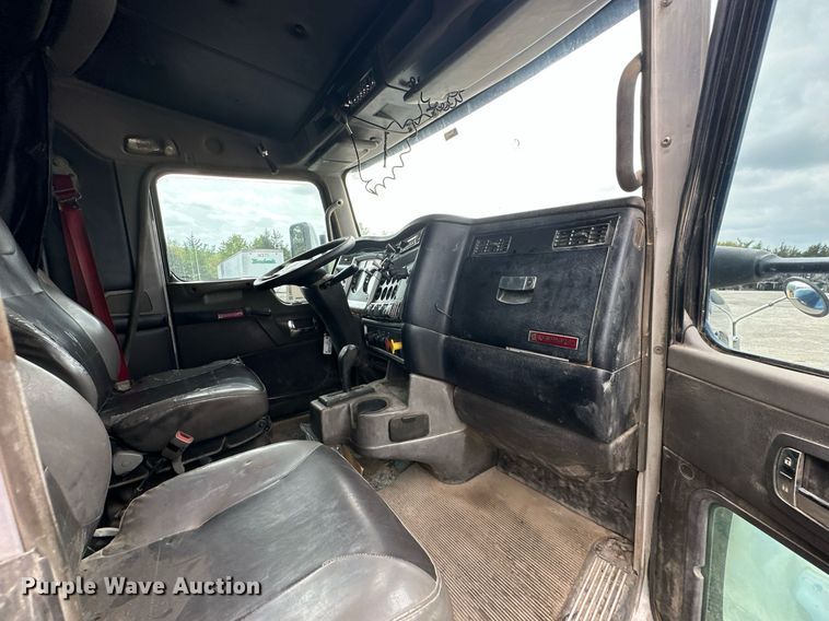 image for item DW5116 2014 Kenworth T600 semi truck