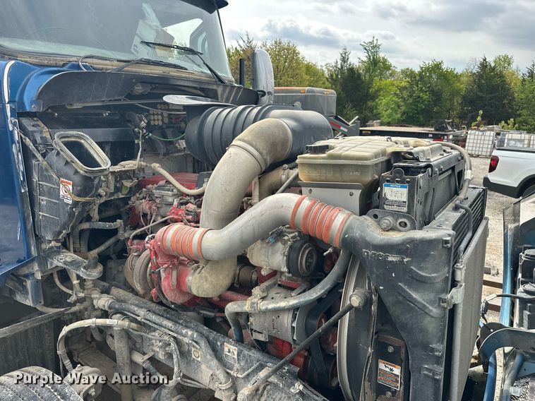 image for item DW5116 2014 Kenworth T600 semi truck