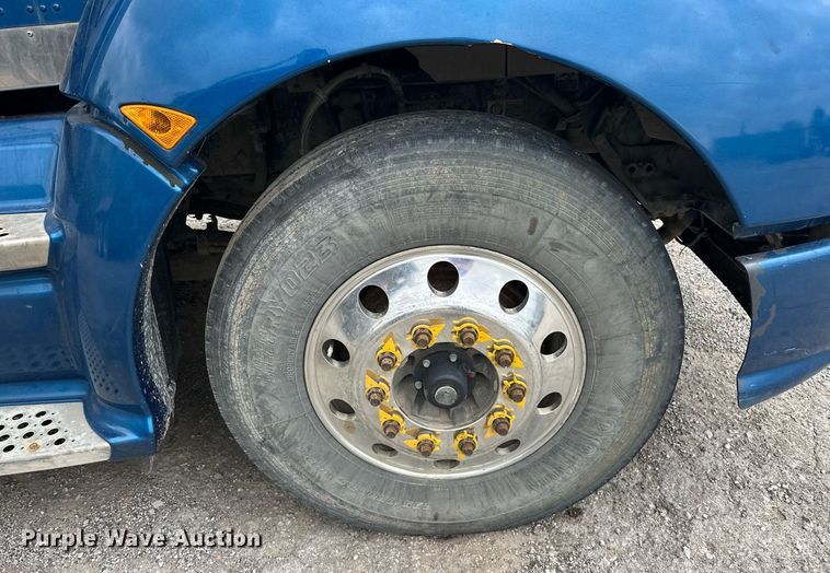 image for item DW5116 2014 Kenworth T600 semi truck