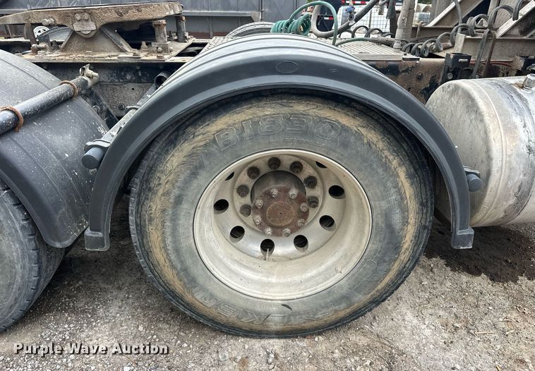 image for item DW5116 2014 Kenworth T600 semi truck