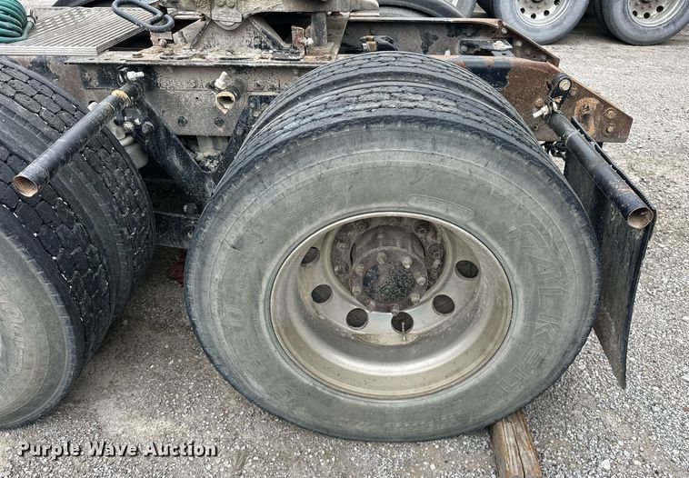 image for item DW5116 2014 Kenworth T600 semi truck