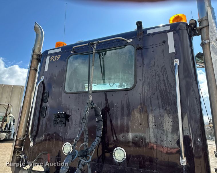 image for item EA2374 2014 Freightliner  Coronado SD 122 semi truck