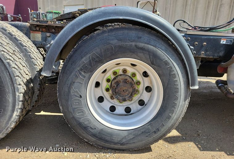 image for item EA2376 2014 Freightliner  Coronado SD 122 semi truck