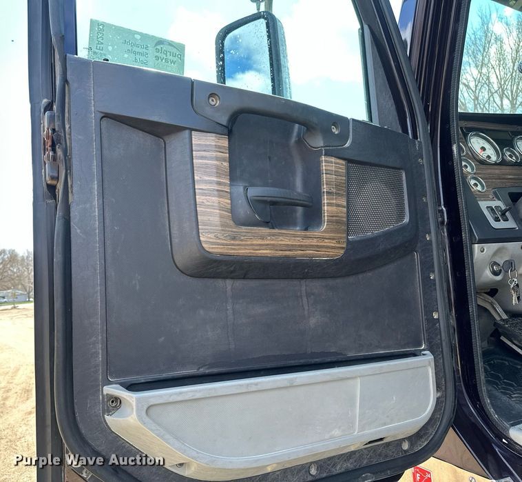 image for item EA2382 2014 Freightliner Coronado SD 122 semi truck