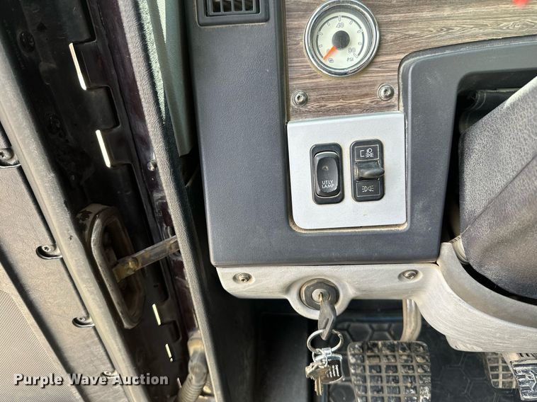 image for item EA2382 2014 Freightliner Coronado SD 122 semi truck