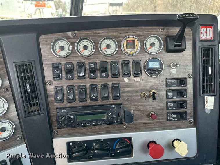 image for item EA2382 2014 Freightliner Coronado SD 122 semi truck