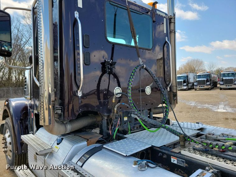 image for item EA2384 2014 Freightliner Coronado SD 122 semi truck