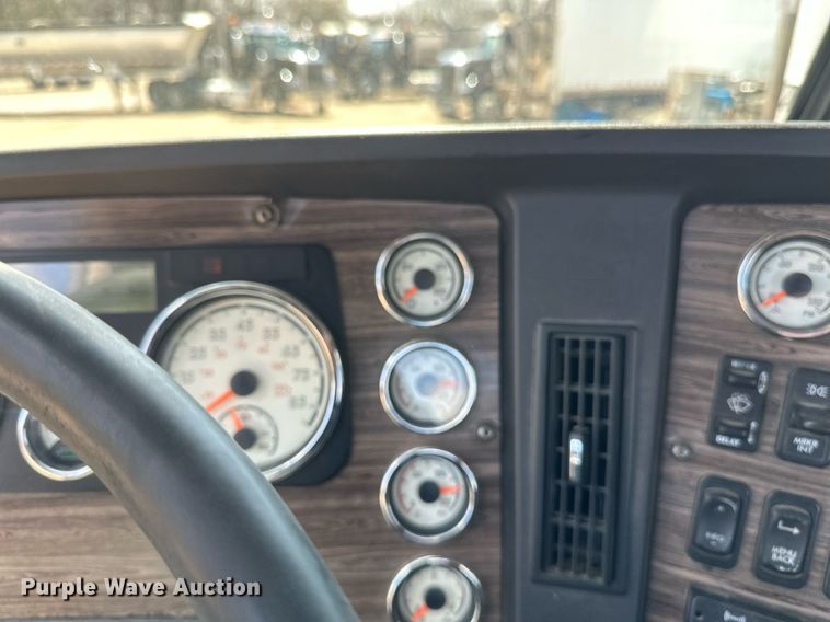 image for item EA2386 2014 Freightliner  Coronado  semi truck