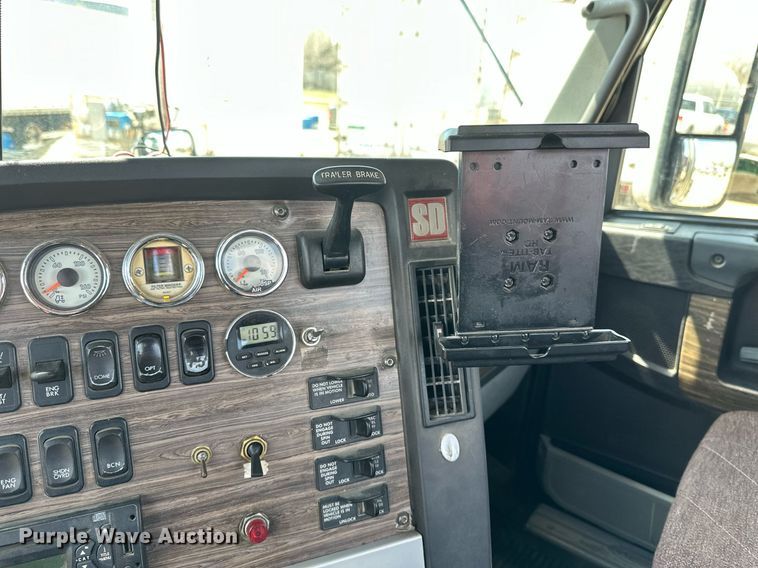 image for item EA2386 2014 Freightliner  Coronado  semi truck