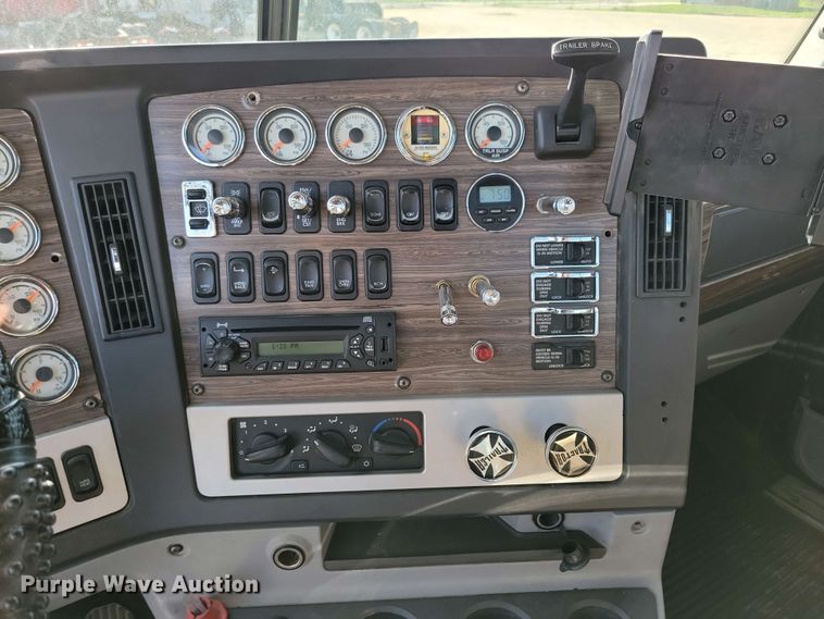 image for item EA2388 2014 Freightliner Coronado semi truck