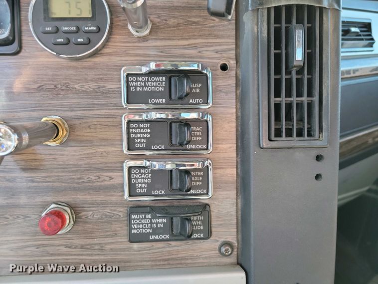 image for item EA2388 2014 Freightliner Coronado semi truck