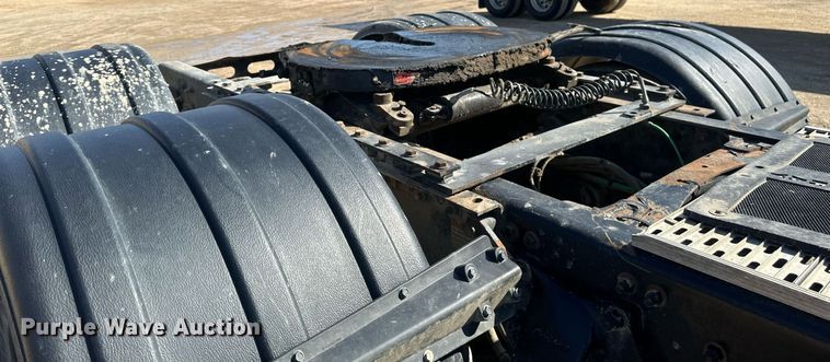 image for item EA2392 2014 Freightliner Coronado SD 122 semi truck