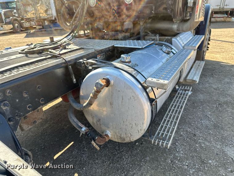 image for item EA2392 2014 Freightliner Coronado SD 122 semi truck