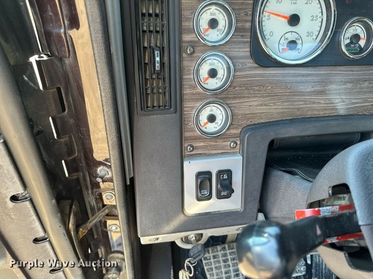 image for item EA2392 2014 Freightliner Coronado SD 122 semi truck