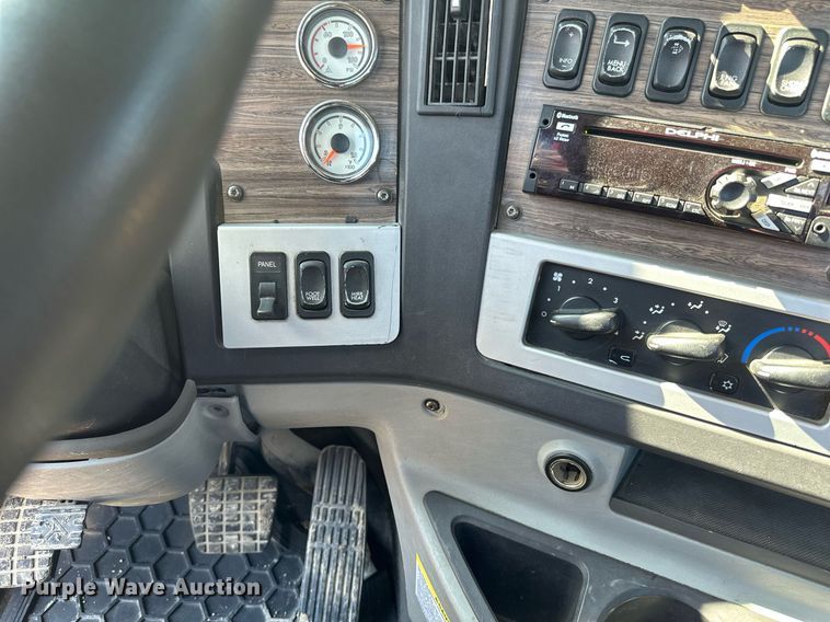 image for item EA2392 2014 Freightliner Coronado SD 122 semi truck