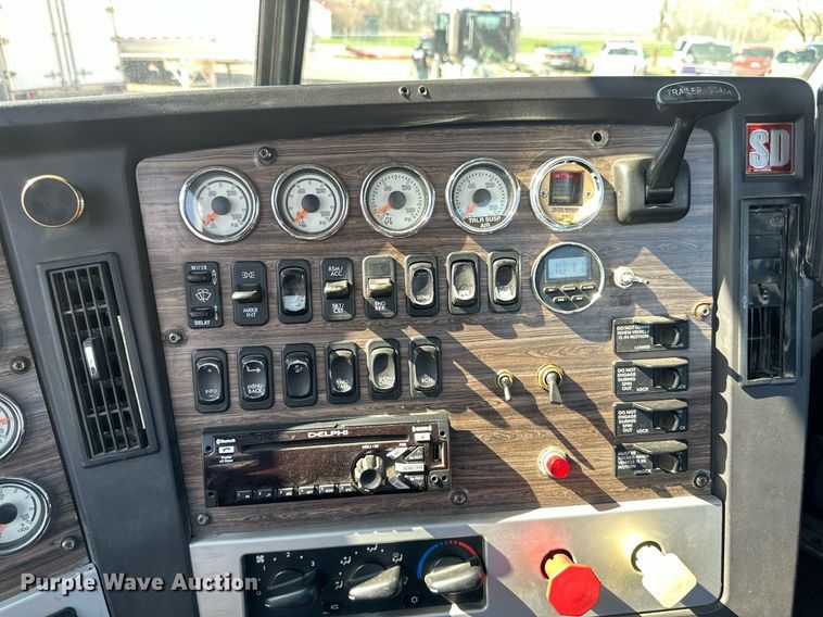 image for item EA2392 2014 Freightliner Coronado SD 122 semi truck